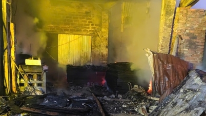 Hanoi: Brand utbryter i ett hus som är inbyggt i en träfabrik under natten.