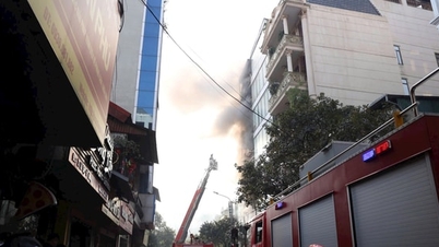 Hanoi: Ha Dong pazarı yakınlarında yedi katlı bir binada yangın çıktı.