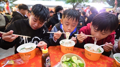 Hơn 5.000 tô 'Phở yêu thương 2025' đến với học sinh rốn lũ Hoà Thịnh
