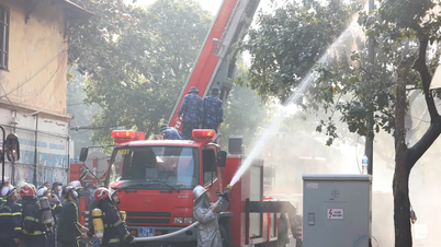 Hanoi: Siebenstöckiges Gebäude gerät in Brand, dichter schwarzer Rauch hüllt Wohngebiet ein.