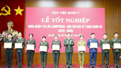 Militärmedicinska akademin höll en examensceremoni för militärläkare som studerar vid universitetet i Laos och Kambodja.