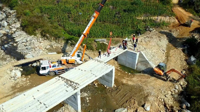 Son Luong se apropie de finalizarea podului Khe Trang, care deservește sute de gospodării din zona muntoasă.