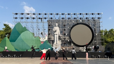Das Kunstprogramm „Die Spuren der Menschen, die die Nation prägten“ wurde am Abend des 9. Januar live von der Zeitung und dem Radio- und Fernsehsender Cao Bang übertragen – Cao Bang Zeitung Online.