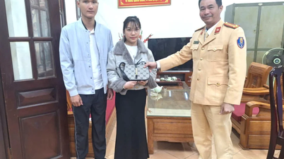 ตำรวจจราจรจังหวัดกวางนิงให้ความช่วยเหลือประชาชนในการค้นหาทรัพย์สินที่สูญหาย
