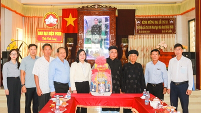 Visiting and congratulating outstanding officials of the Hoa Hao Buddhist sect.