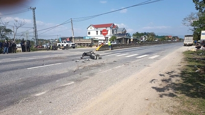 Una colisión entre una motocicleta y un automóvil que realizaba un giro en U deja tres personas gravemente heridas en Quang Tri.