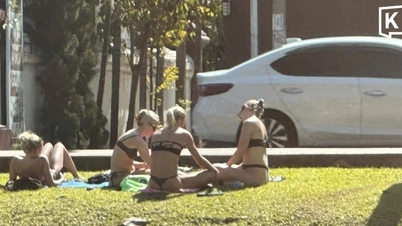 Buitenlandse toeristen die in bikini's zonnebaden voor een tempel in Thailand zorgen voor controverse.