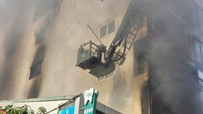 Hanoi: O casă de pe strada Le Loi ia foc, oamenii rămân blocați.