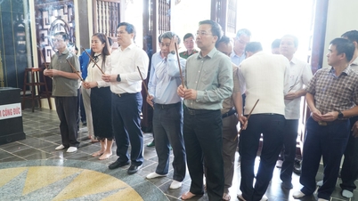 El vicepresidente del Comité Popular Provincial, Tran Phuoc Hien, ofreció incienso en el sitio histórico de la colina 995, Chu Tan Kra.