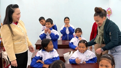 Doamos 865 jaquetas quentes para estudantes na comuna de Tra Giap.