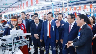 Premiärminister Pham Minh Chinh deltog i ceremonin för att fira 80-årsdagen av grundandet av May 10 Garment Corporation.