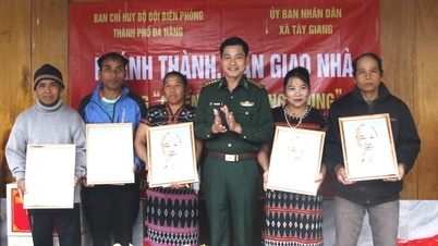 Fünf Häuser der „Quang Trung Kampagne“ wurden an Bewohner der Gemeinde Tay Giang übergeben.