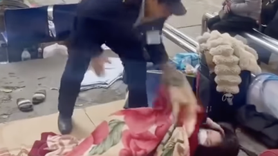 Security guards at Bach Mai Hospital 'throw blankets' at patients' family members: heartless or in accordance with regulations?