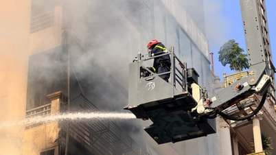 Die Polizei brach Türen auf und stürmte das Dach, um Wasser zu versprühen und Menschen aus einem Feuer in Hanoi zu retten.