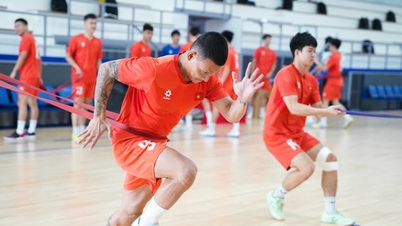 Het Vietnamese futsalteam speelt een vriendschappelijke wedstrijd tegen het Afghaanse futsalteam.