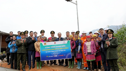 Belia Northern Power Corporation dan Polis Bandar Hanoi menganjurkan program "Perjalanan Belas Kasihan - Membantu Kanak-kanak Meneruskan Pendidikan Mereka" di komune Tram Tau.