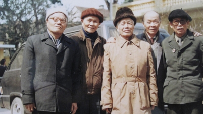 호득탄 의원은 헌법 비준에 두 번 찬성표를 던졌습니다.