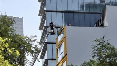 5층짜리 스파 건물 화재에 갇혔던 두 명이 구조됐다.