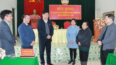 លោក Phung Tien Quan ប្រធាននាយកដ្ឋានកិច្ចការផ្ទៃក្នុងនៃគណៈកម្មាធិការបក្សខេត្ត បានជួបជាមួយអ្នកបោះឆ្នោតបន្ទាប់ពីសម័យប្រជុំលើកទីពីរនៃក្រុមប្រឹក្សាប្រជាជនខេត្តនៅឃុំ Trung Son។