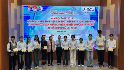 มีการมอบทุนการศึกษา Vu A Dinh จำนวน 310 ทุน ให้แก่นักเรียนในนครโฮจิมินห์