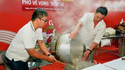 Pho mit Liebe inmitten von Liebe essen