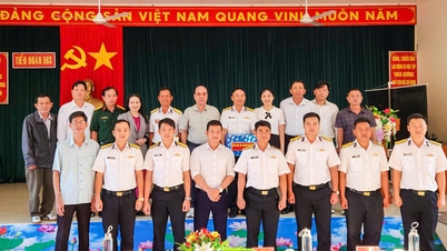 La delegación de la provincia de Vinh Long visitó y extendió saludos de Año Nuevo al Batallón 563, Comando de la Región 5 de la Armada de Vietnam.