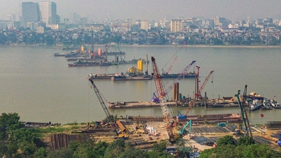 Baustelle der ikonischen Brücke, deren Kosten sich auf fast 16 Billionen VND belaufen, im Herzen von Hanoi.