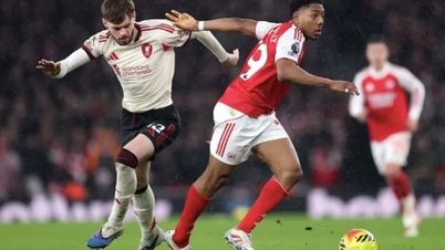 Vedení Arsenalu se s Liverpoolem drží na uzdě a boj o titul v Premier League je tak neuvěřitelně napjatý.