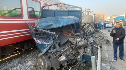 Водій вантажівки перетинає залізничні колії, не дивлячись, його збиває поїзд і викидає з дороги.