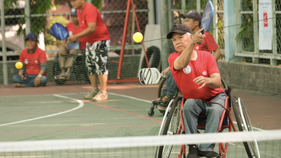 100 behinderte Spieler treten beim paralympischen Pickleball-Turnier „Connecting with Love“ gegeneinander an.