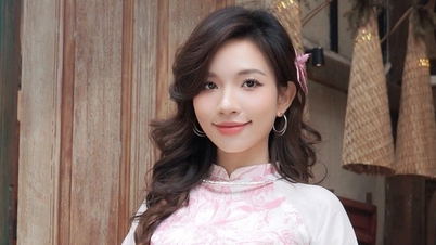 Miss Vietnam runner-up Diễm cherishes the moment of wrapping banh chung (traditional Vietnamese rice cakes) with her family during Tet (Lunar New Year).