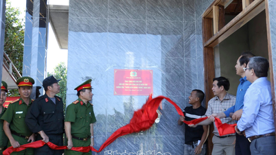 Polis Wilayah Khánh Hòa menyerahkan rumah-rumah kepada keluarga yang rumahnya musnah akibat bencana alam di komune Hòa Trí.