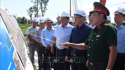 O Ministro da Construção inspeciona a rodovia Ca Mau - Cai Nuoc.