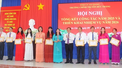 Sekolah Politik Ton Duc Thang bersatu, proaktif, kreatif, dan telah melaksanakan nhiệm vụ dengan sangat baik.