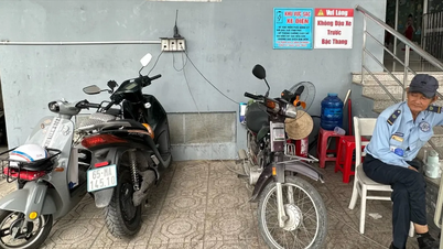 In Ho-Chi-Minh-Stadt werden auf den Gehwegen Akkuwechselstationen für Elektromotorräder aufgestellt.
