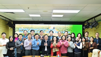 El vicepresidente de la Asamblea Nacional, Le Minh Hoan, compartió su experiencia periodística con funcionarios clave del Periódico de Representantes del Pueblo.