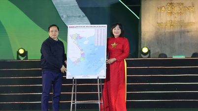 De krant SGGP overhandigt een kaart van Vietnam aan de provincie Cao Bang ter gelegenheid van de 85e verjaardag van de terugkeer van president Ho Chi Minh naar Vietnam om de Vietnamese revolutie te leiden.