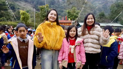 Đội Thiện nguyện Trái Tim Hồng trao quà cho học sinh xã Pha Long