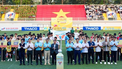 พิธีเปิดการแข่งขัน THACO Cup 2026 นั้นตระการตามาก: เป็นงานที่ยิ่งใหญ่ เป็นมืออาชีพ และน่าดึงดูดใจ โดยมีจิตวิญญาณของนักศึกษาที่แข็งแกร่ง