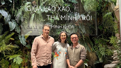 A group of beauties from the 2000s reunited at artist Le Minh Khoa's exhibition.