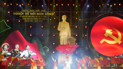 Le programme artistique « L’homme qui retourne à la patrie » commémore le 85e anniversaire du retour du président Hô Chi Minh au Vietnam.