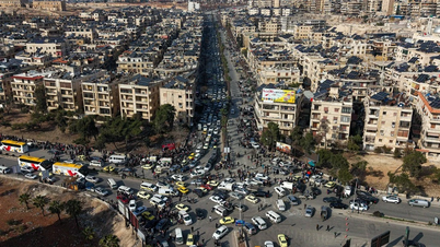 صور لمدنيين سوريين ينزحون بسبب العنف في حلب.