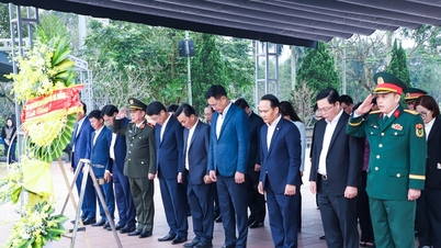 Da Nang város vezetői füstölőt ajánlanak fel a Quang Tri ősi citadellánál, amely egy különleges nemzeti történelmi helyszín.