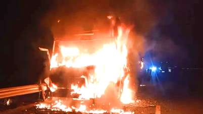 Un bus de passagers prend feu sur l'autoroute Nord-Sud à Ha Tinh.