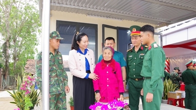 La région militaire 5 a remis les 331 maisons nouvellement construites pendant la campagne de Quang Trung.
