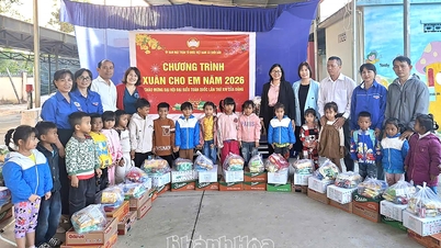Plus de 100 cadeaux ont été offerts à des enfants issus de minorités ethniques de la commune de Suoi Dau.