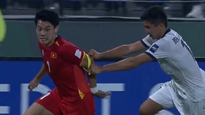 Dinh Bactól egy kirgiz U23-as játékos "ellopta" a vietnami U23-as csapatkapitányi karszalagját.