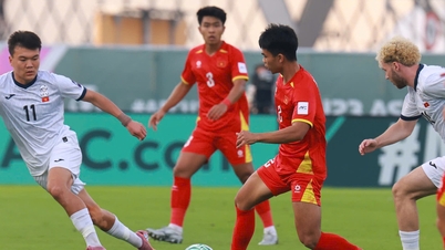 Vem är den 18-årige anfallaren som startade i båda Vietnam U23:s matcher?