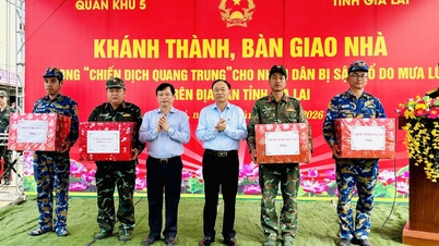 Gia Lai: De overdracht van huizen aan mensen die getroffen zijn door stormen en overstromingen, en het afscheid nemen van de legereenheden die hun missie ter ondersteuning van de bevolking hebben voltooid.
