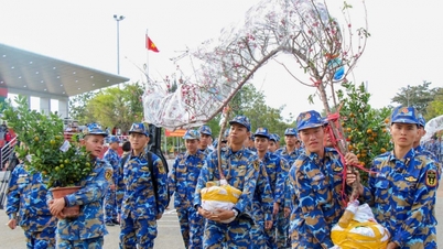 Aducând spiritul Tet (Anul Nou Lunar vietnamez) în Truong Sa (Insulele Spratly).